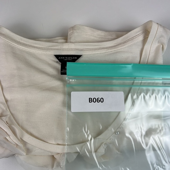 ANN Taylor Ivory T-shirt with Floral Appliques - Picture 8 of 8